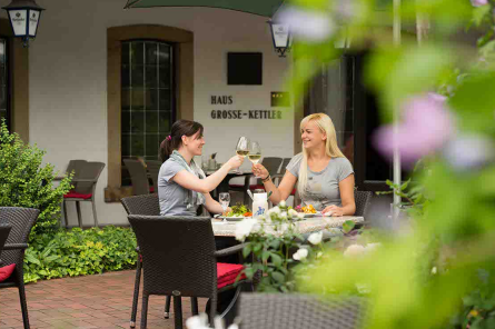 Zwei Freundinnen stoßen im Restaurant an