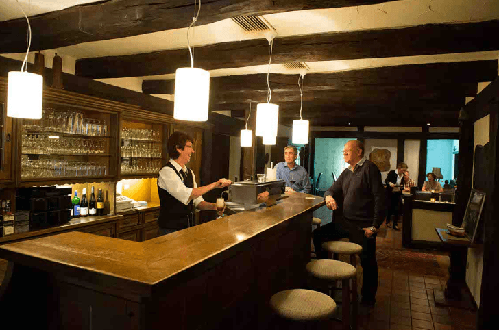Barkeeper schenkt Gästen Bier ein