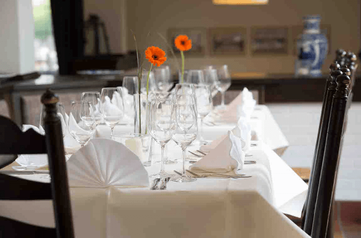 Tisch mit Blumen Dekoration im Restaurant