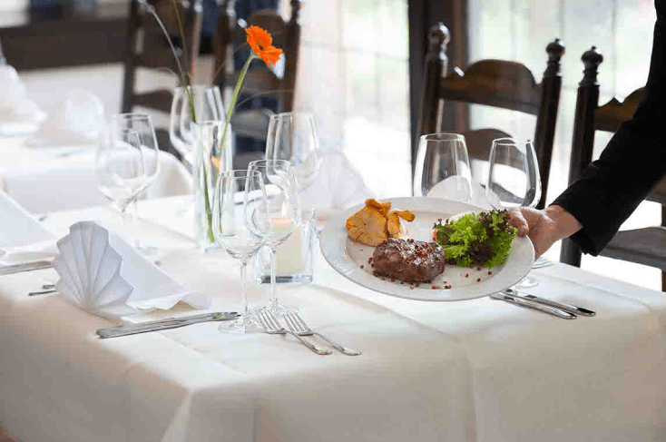 Steak wird im Restaurant serviert