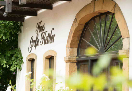 Logo an der Fasse vom Hotel „Haus Große Kettler“