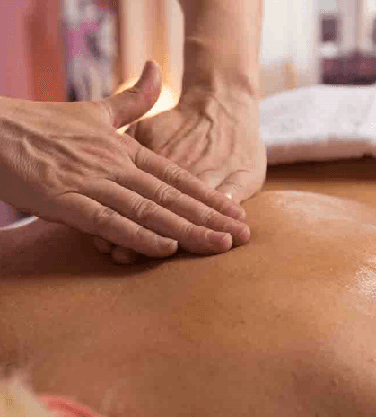 Frau bekommt Rückenmassage