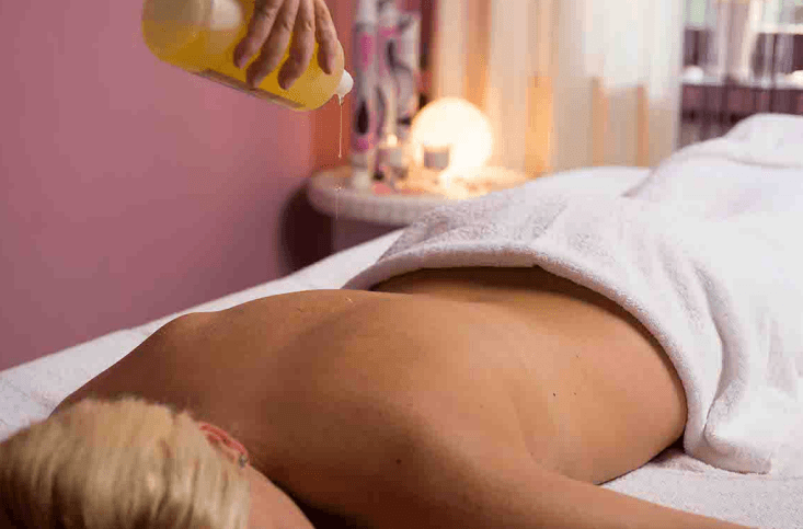 Frau bekommt eine Massage