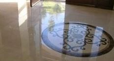 Mosaico realizzato su misura su pavimento di marmo