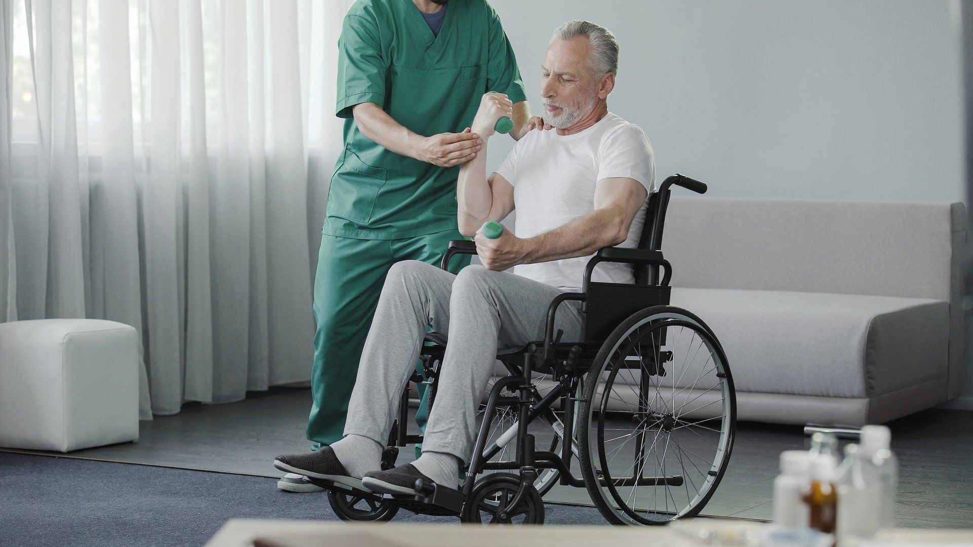 esercizio di fisioterapia per disabile