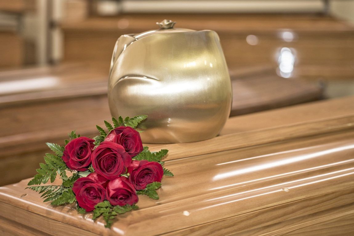 rose rosse per riti funebri