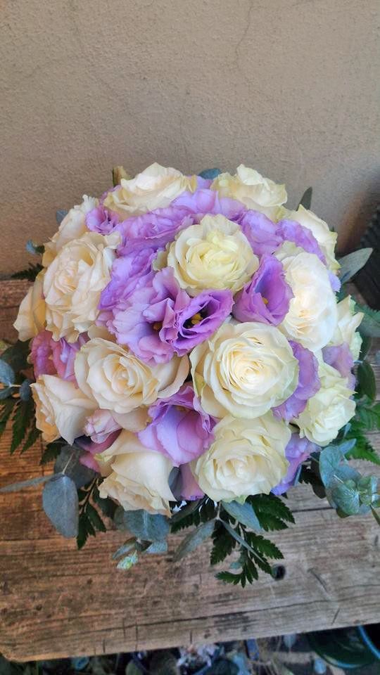 rose bianche e viola