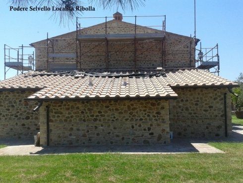 villa con ponteggi per ristrutturazione