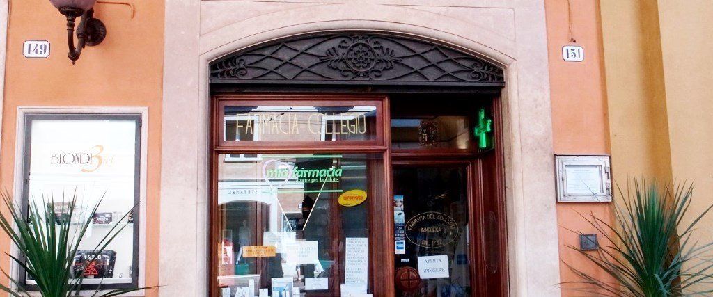 vetrina negozio di FARMACIA DEL COLLEGIO