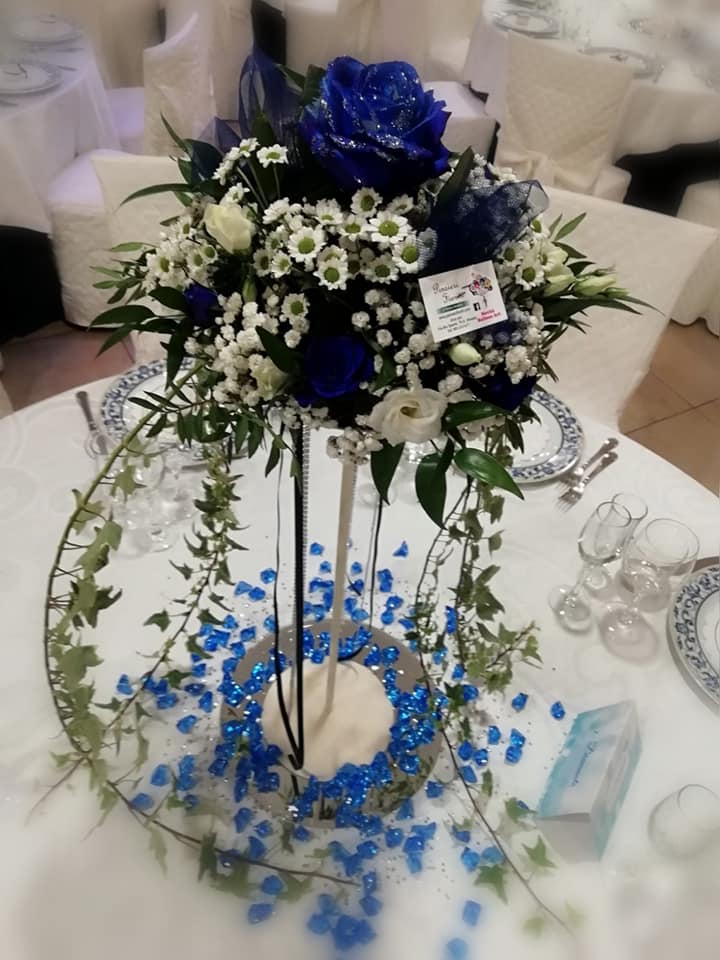 rose e fiori blu