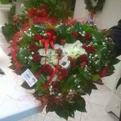 cuore con rose rosse cuore con rose rosse