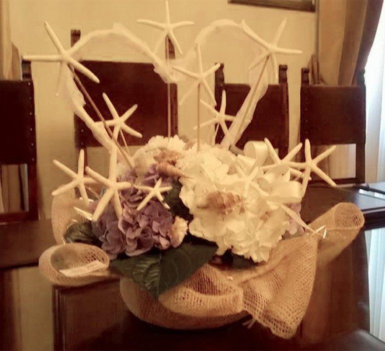 composizione matrimonio civile con ortensie bianche e azzurre, perle, stelle marine, conchiglie