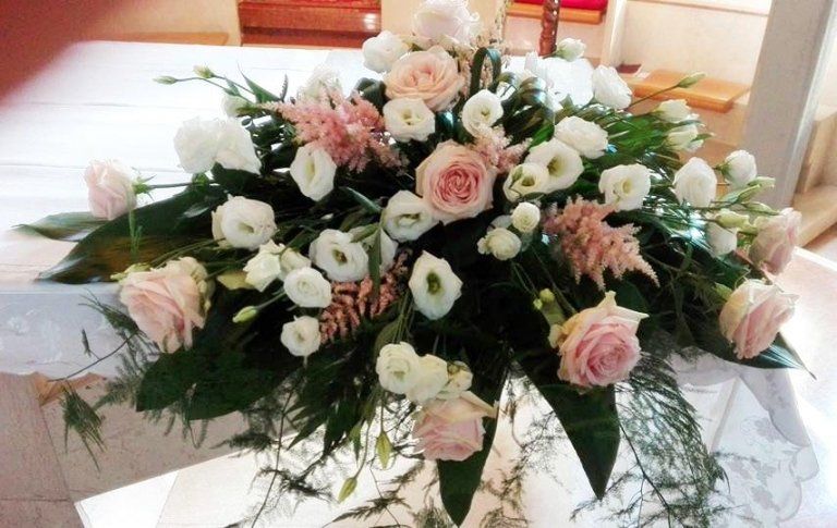 addobbo per altare rose e lisianthus