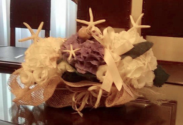 composizione matrimonio civile con ortensie bianche e azzurre, perle, stelle marine, conchiglie