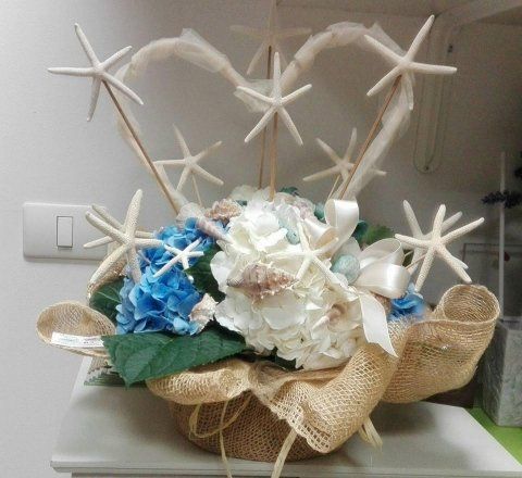 composizione matrimonio civile con ortensie bianche e azzurre, perle, stelle marine, conchiglie