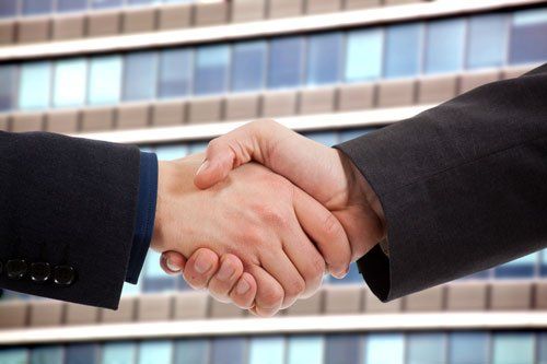 una stretta di mano tra uomini una stretta di mano tra uomini