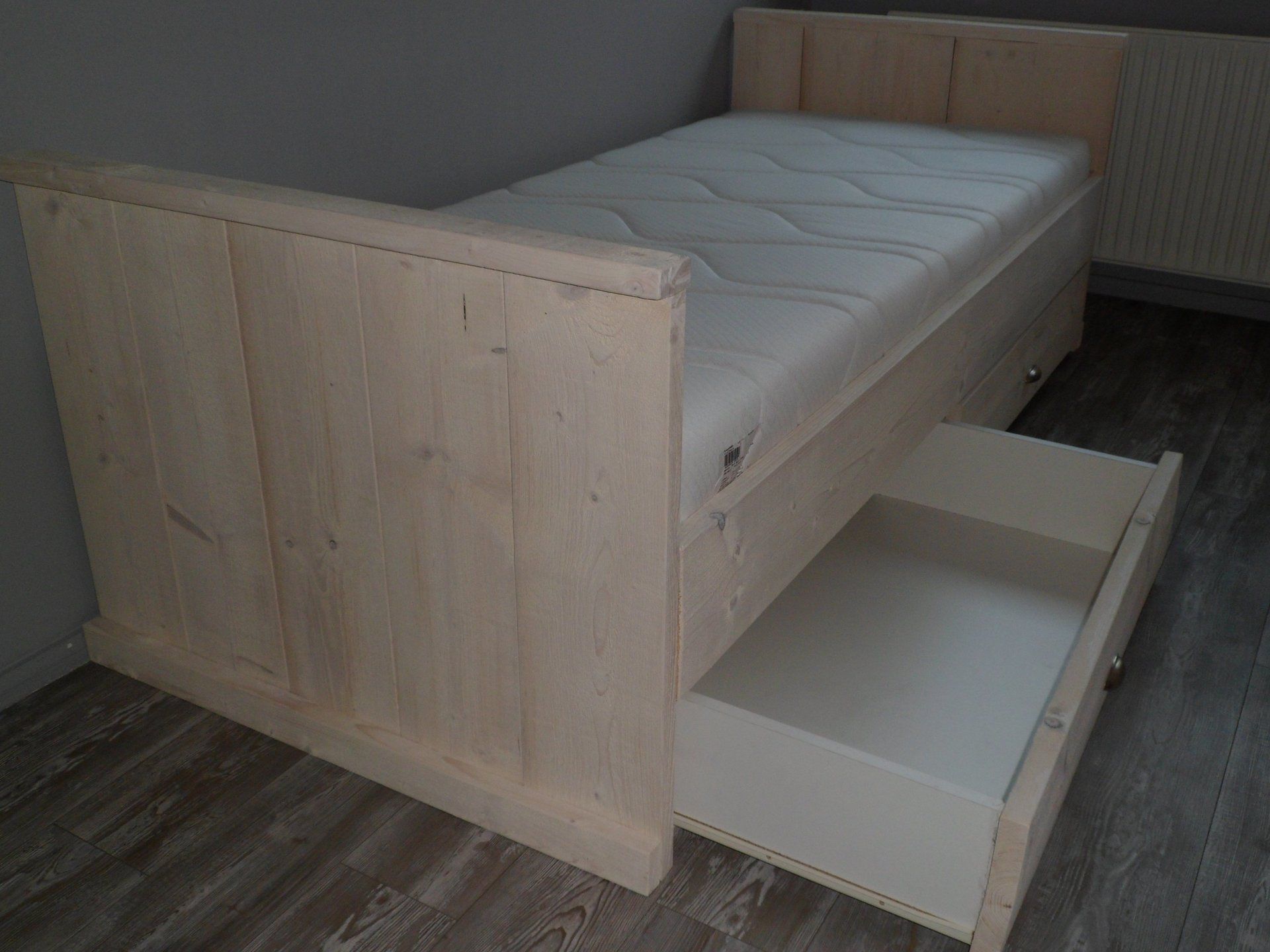 Steigerhouten bed