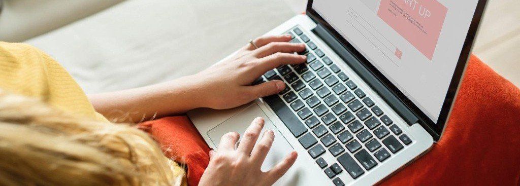 Vrouw bezoekt website