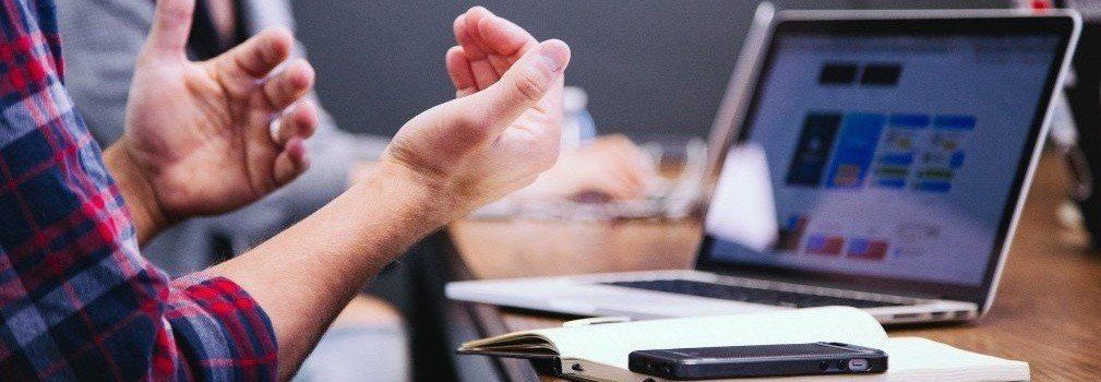 Ondernemer zit achter laptop