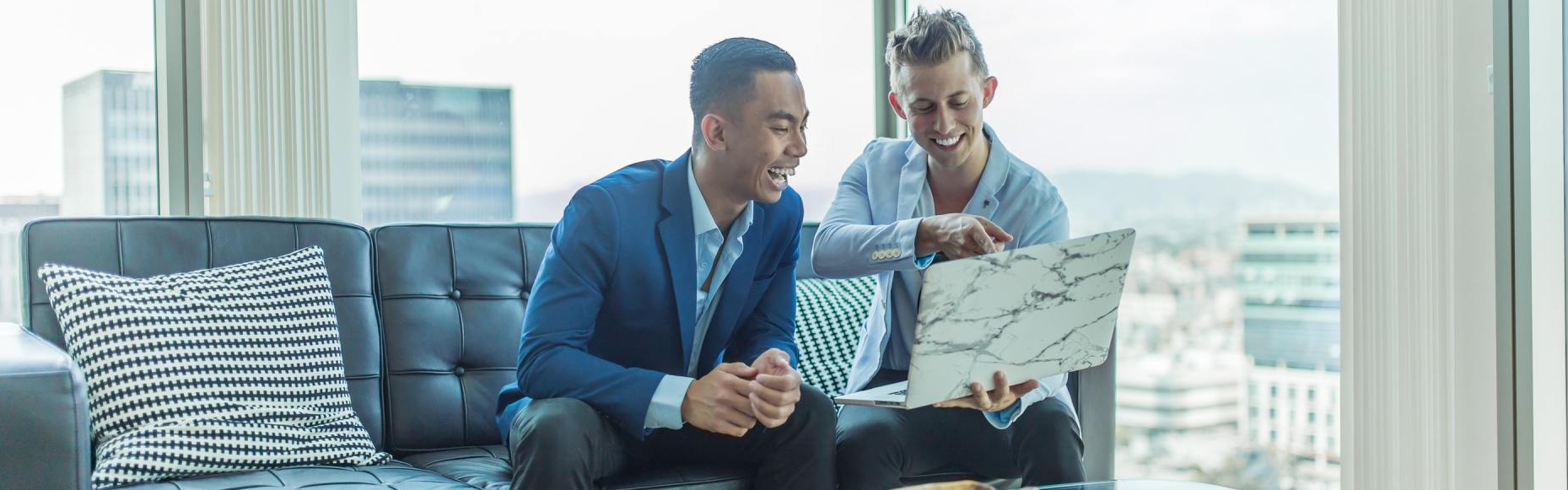 Ondernemers bekijken checklist voor een succesvolle start
