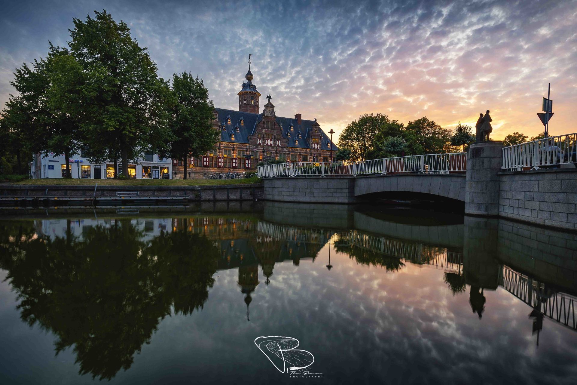 Kloveniersdoelen weerspiegelt in de gracht