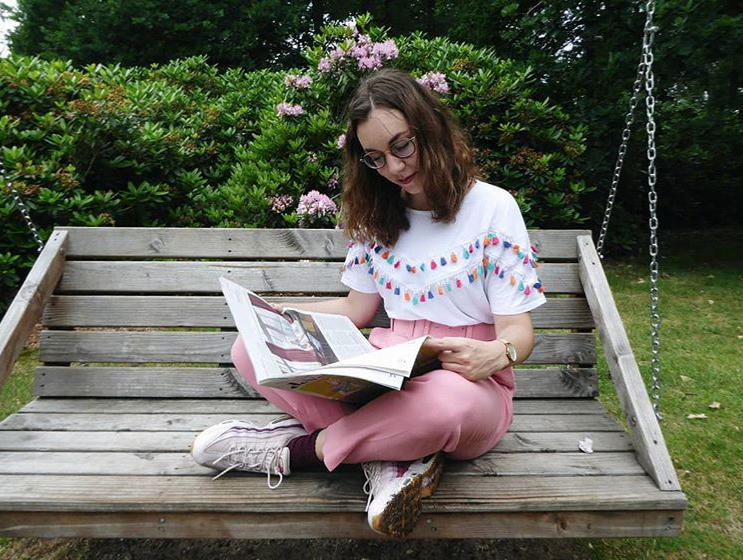 meisje die krant leest op zoek naar vacatures