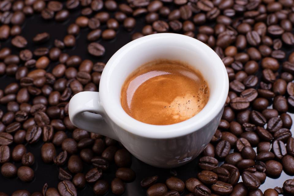 tazzina con caffè espresso