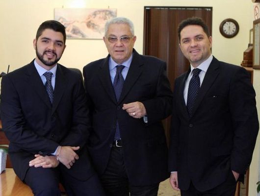 titolari di impresa funebre in abito scuro