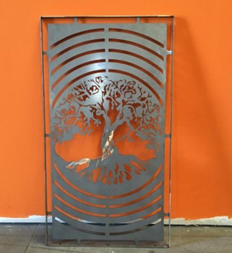 porta in lamiera con scultura di un albero