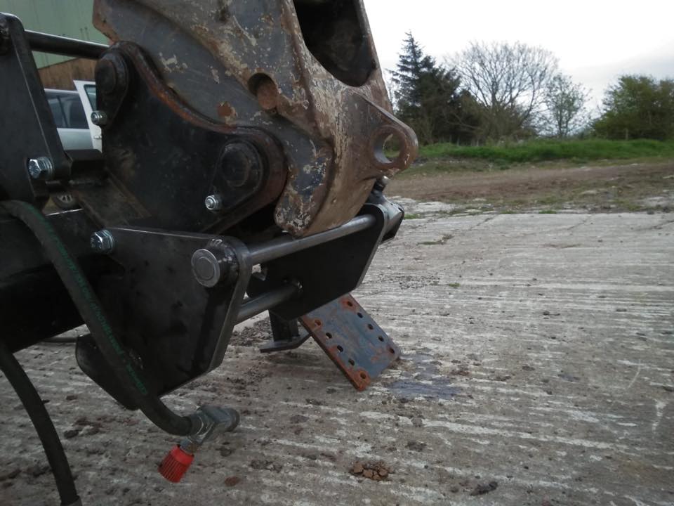 Hydraulic Grab fabricated by MW Engineering & Fabrication Kirkcudbright Dumfries & Galloway Scotland