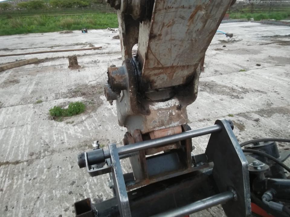 Hydraulic Grab fabricated by MW Engineering & Fabrication Kirkcudbright Dumfries & Galloway Scotland