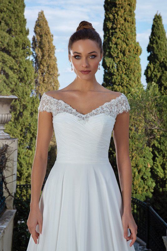 Justin Alexander wedding dress 88113 close up