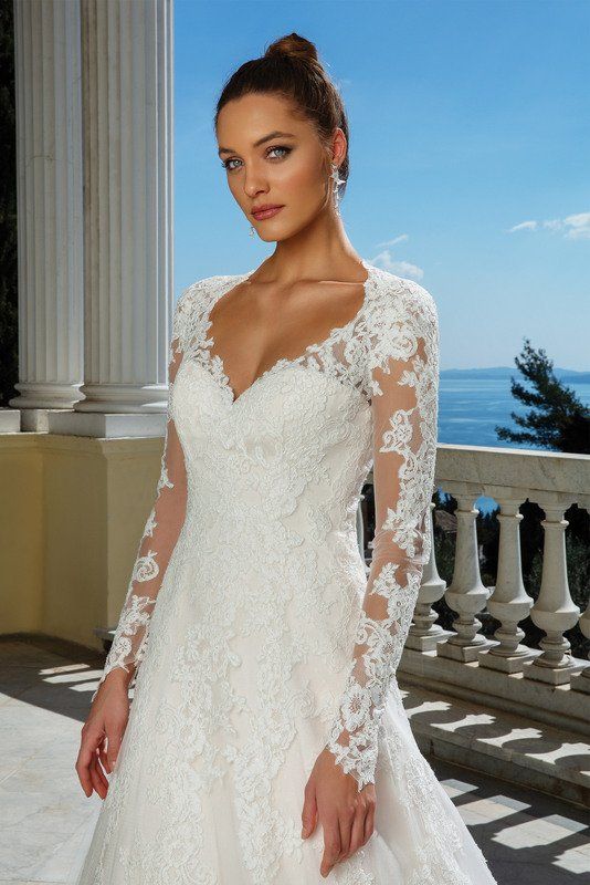 Justin Alexander wedding dress 88116 close up