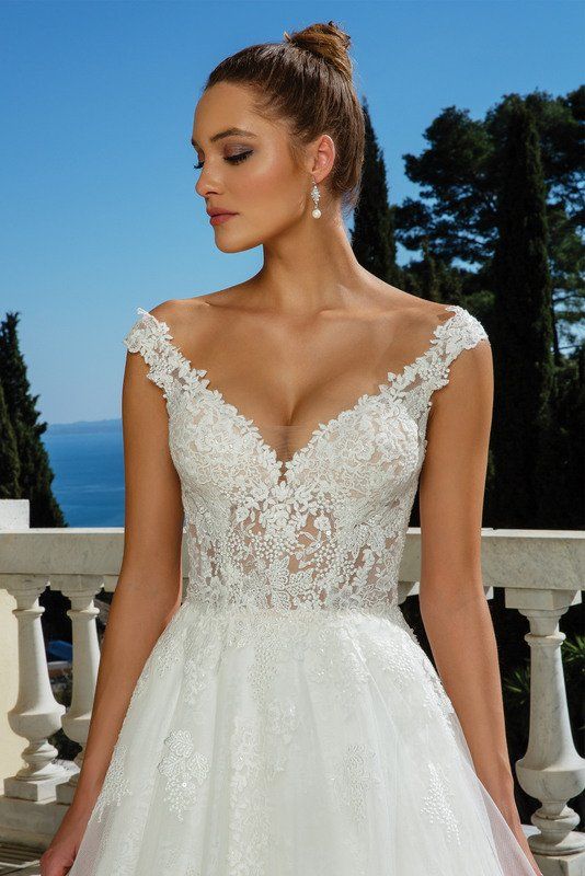 Justin Alexander wedding dress 88117 close up