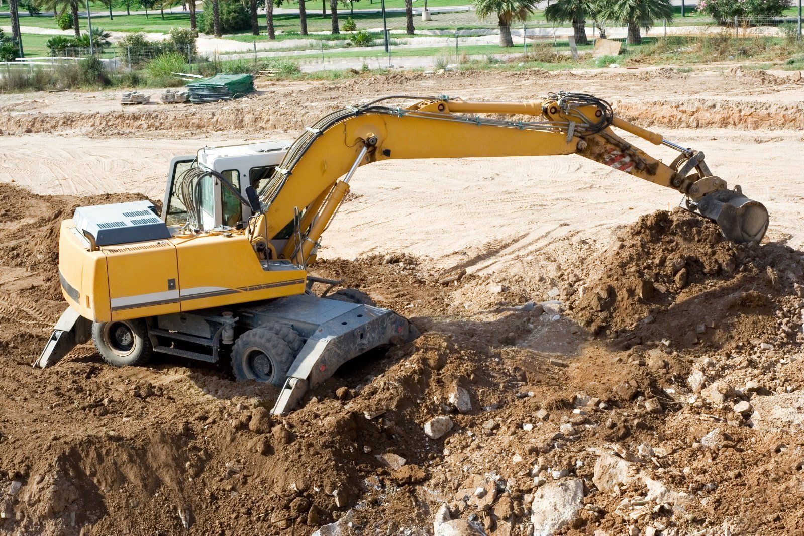 Macchina scavatrice in azione