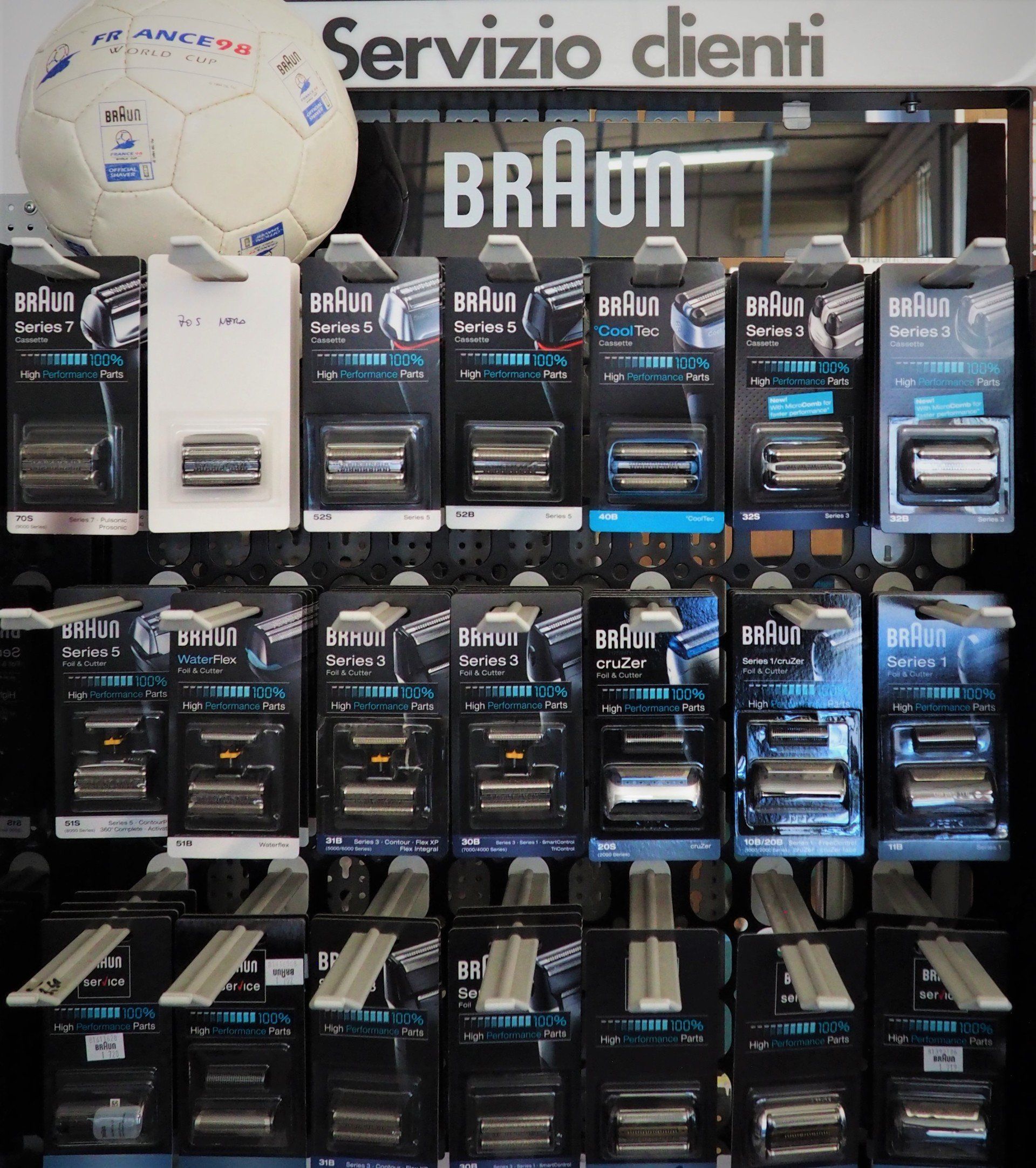 Esposizione di confezioni di rasoi Braun in un negozio, con l'insegna