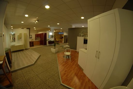 Mobile da cucina all'interno di un negozio di arredamenti