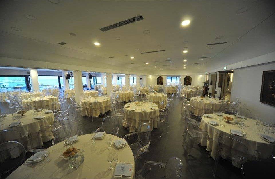 Gli interni della sala del ristorante