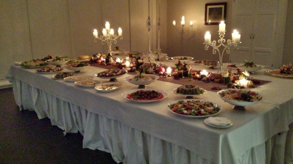 Pietanze sul tavolo per catering