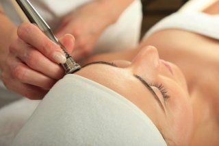 Trattamento al viso con dermoelettroporazione Trattamento al viso con dermoelettroporazione