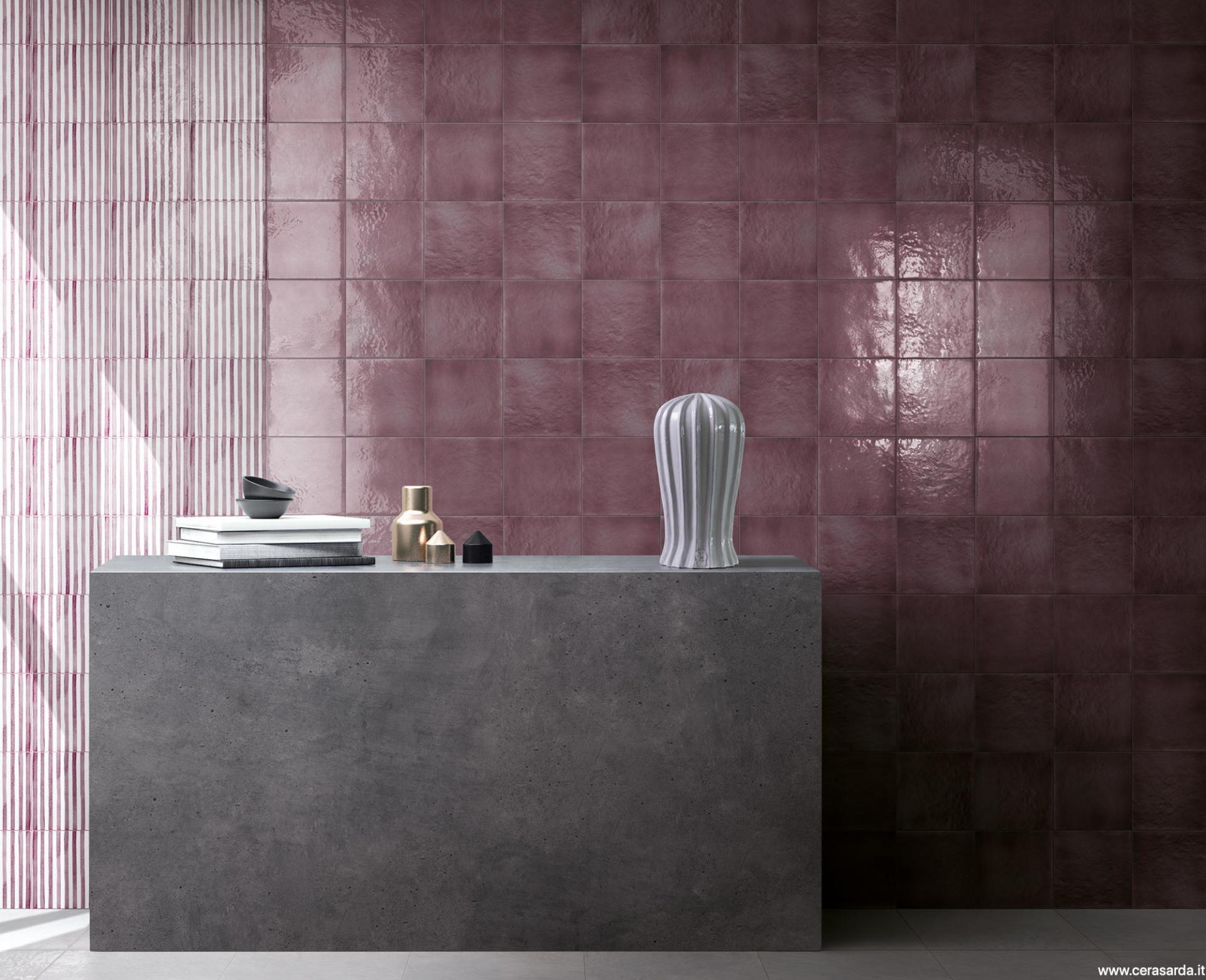bagno con piastrelle di porcellana bordeaux
