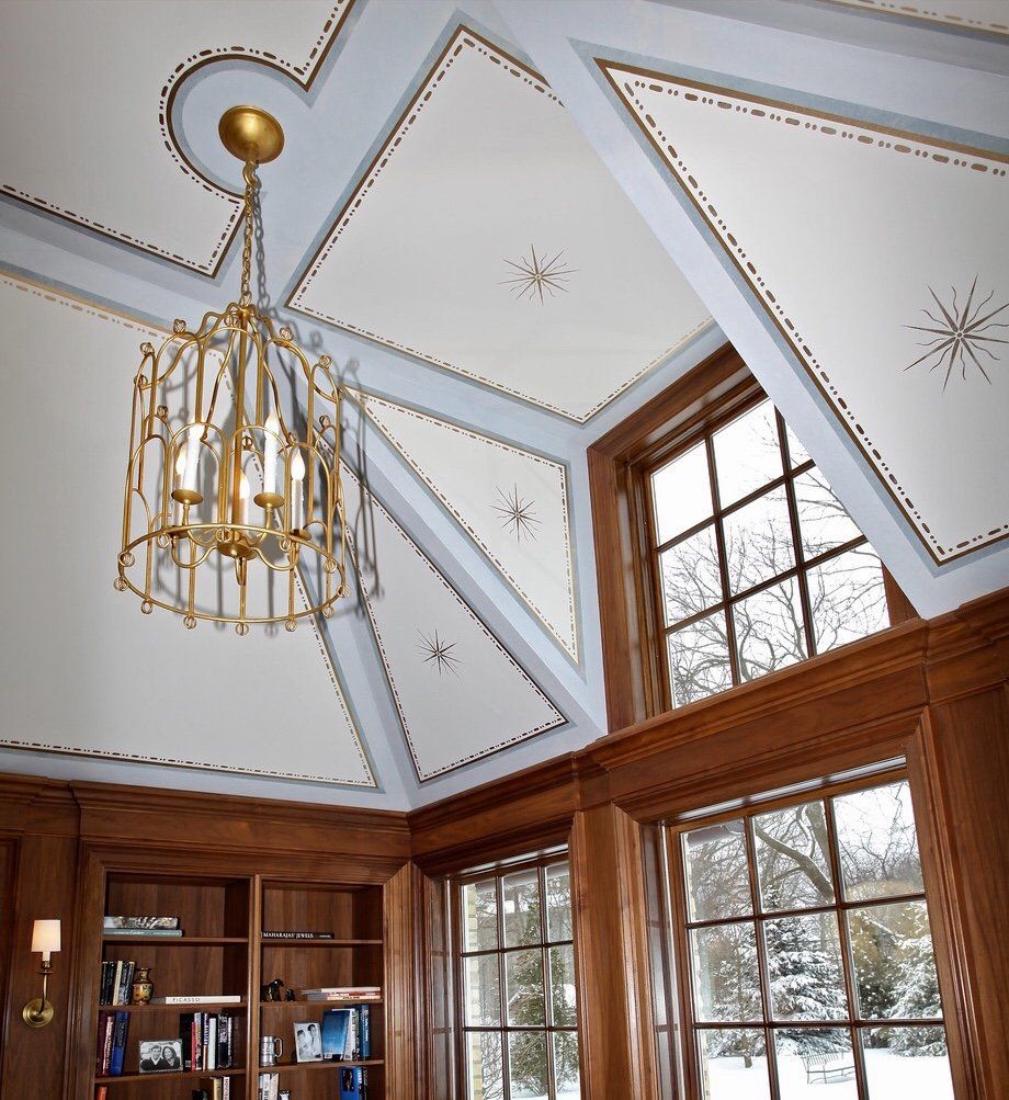 A room with a chandelier hanging from the ceiling