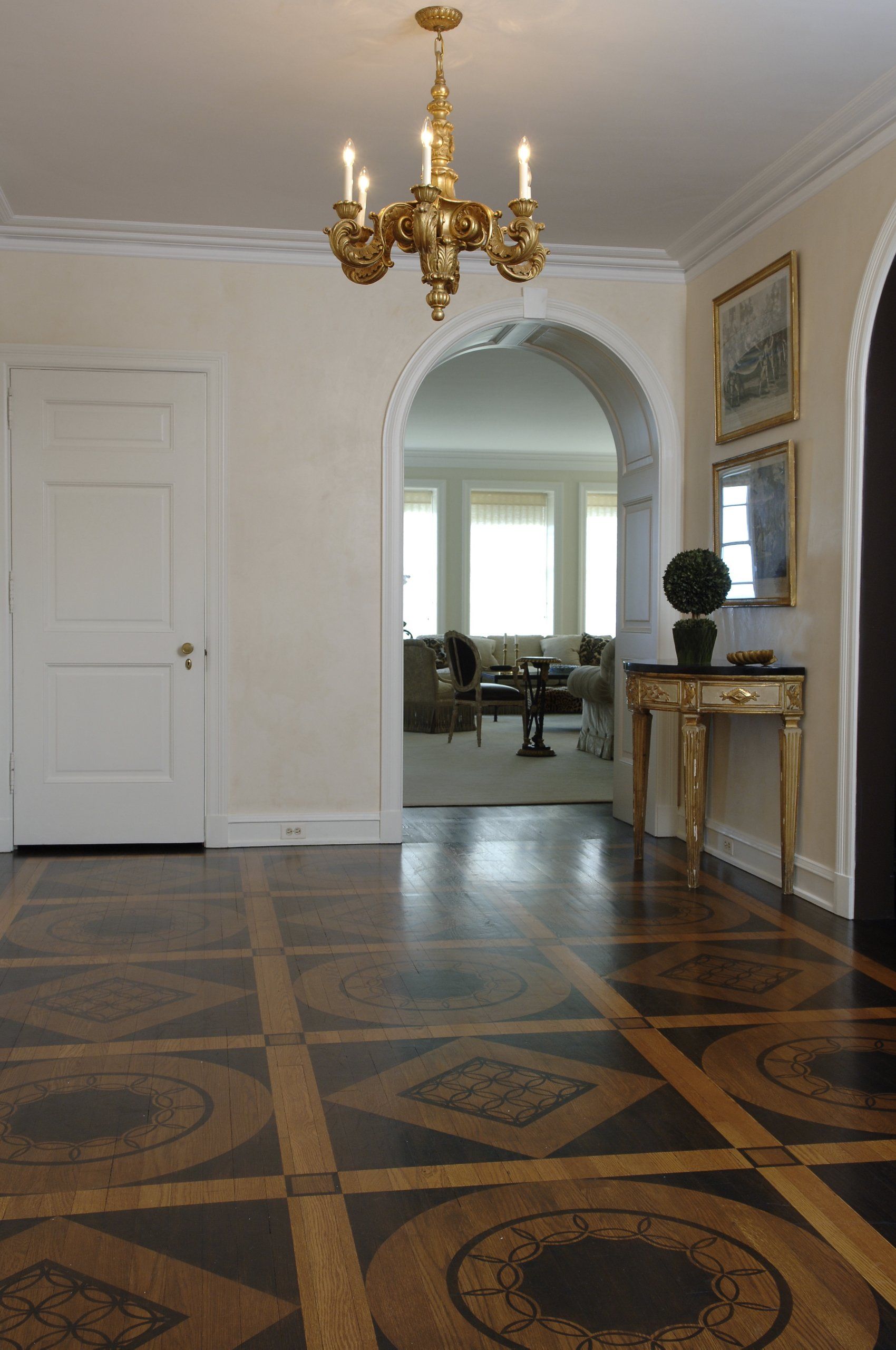 A hallway with a chandelier hanging from the ceiling