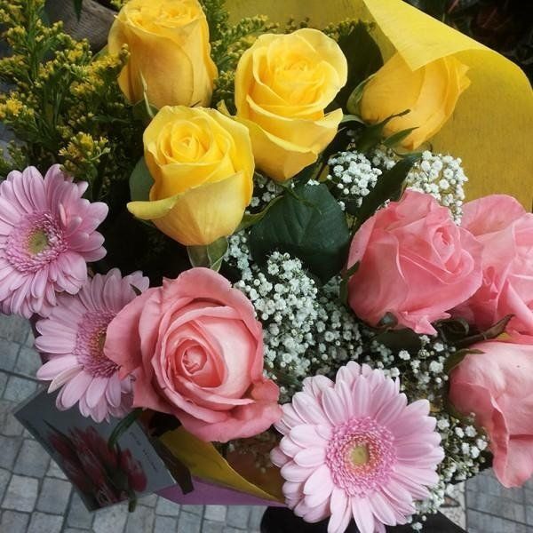 mazzo di rose e gerbere