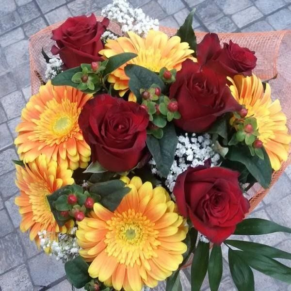 bouquet di rose rosse e gerbere