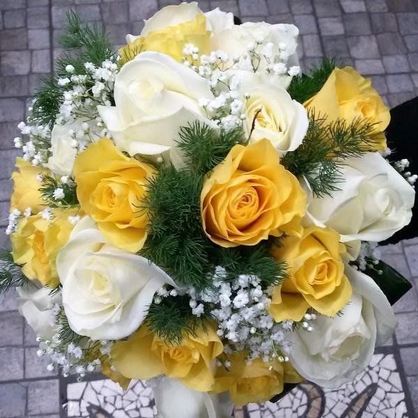 bouquet di rose bianche e gialle