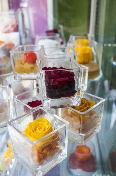 allestimento di vasi trasparenti e rose colorate