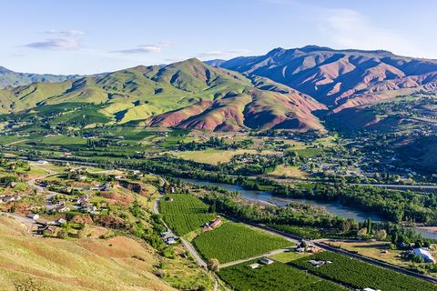 Vista of Monitor and Wenatchee Washington in Spring