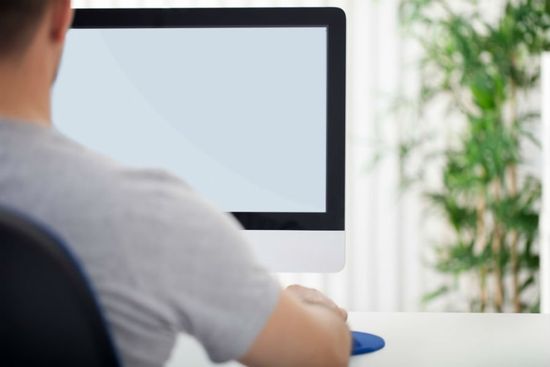un ragazzo davanti a un monitor