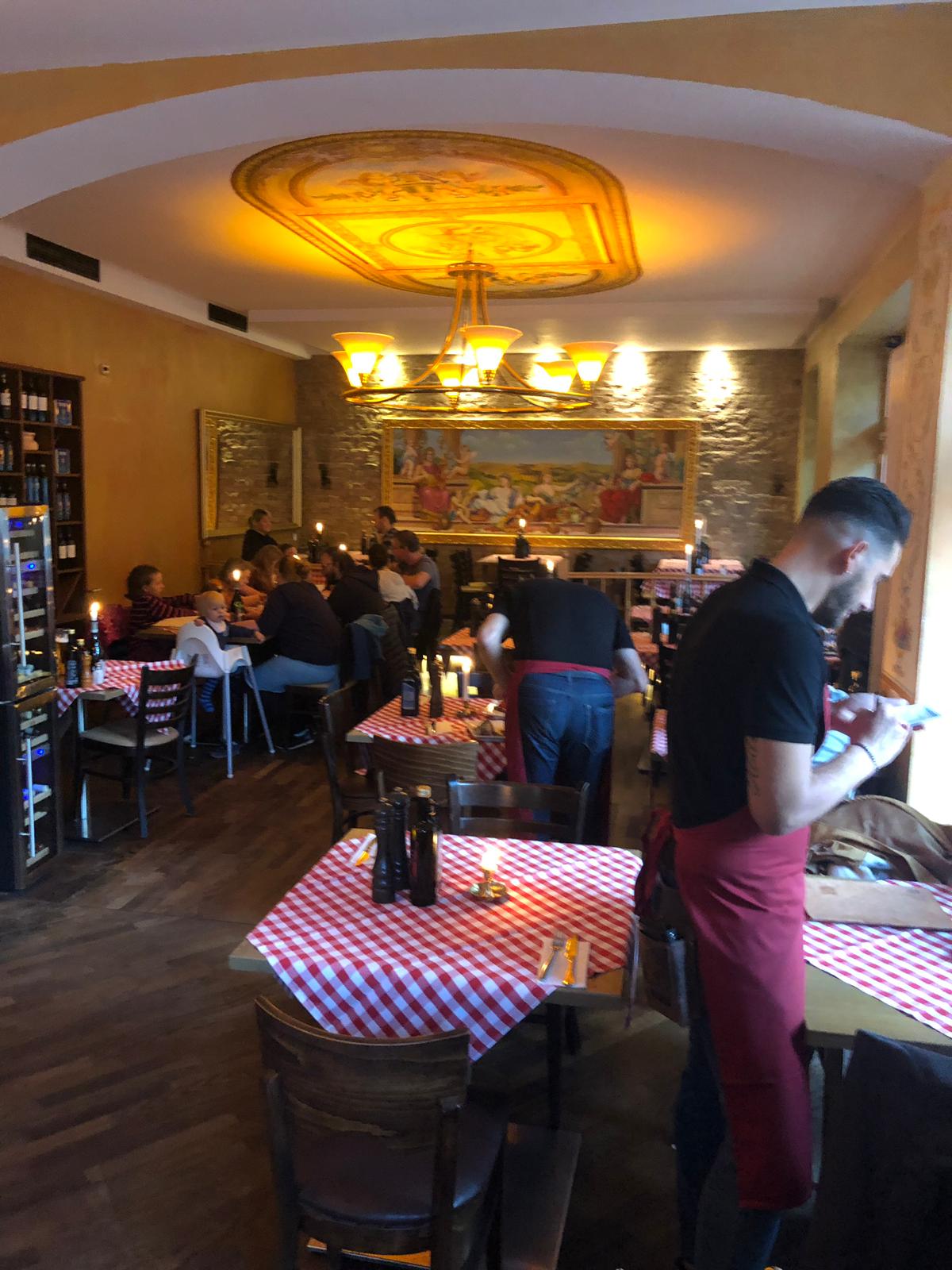 Ein Mann steht in einem Restaurant und schaut sich eine Speisekarte an.